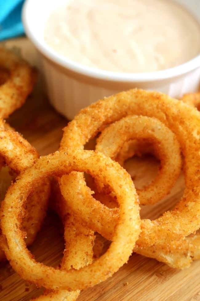 Crispy bread crumb coating and a wet batter come together to make this classic onion ring. With a thick, tangy sauce, it's the perfect combination.