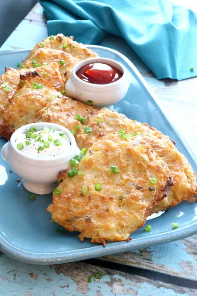 As pastilhas de Hashbrown assadas são estaladiças no exterior com um centro fofo sem fritar! Estes são um pequeno-almoço em movimento favorito.