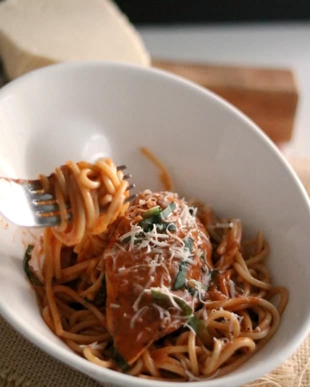 This bowl of super EASY Chicken in Rosa Vodka is a new date night favorite. Create your own vodka sauce in minutes!! 