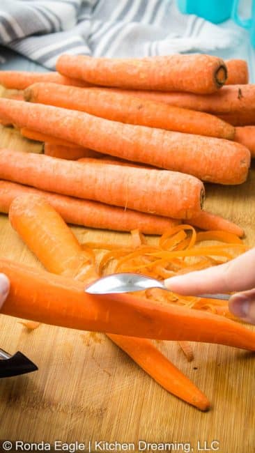 An image showing how to peel a carrot with the back of a spoon.