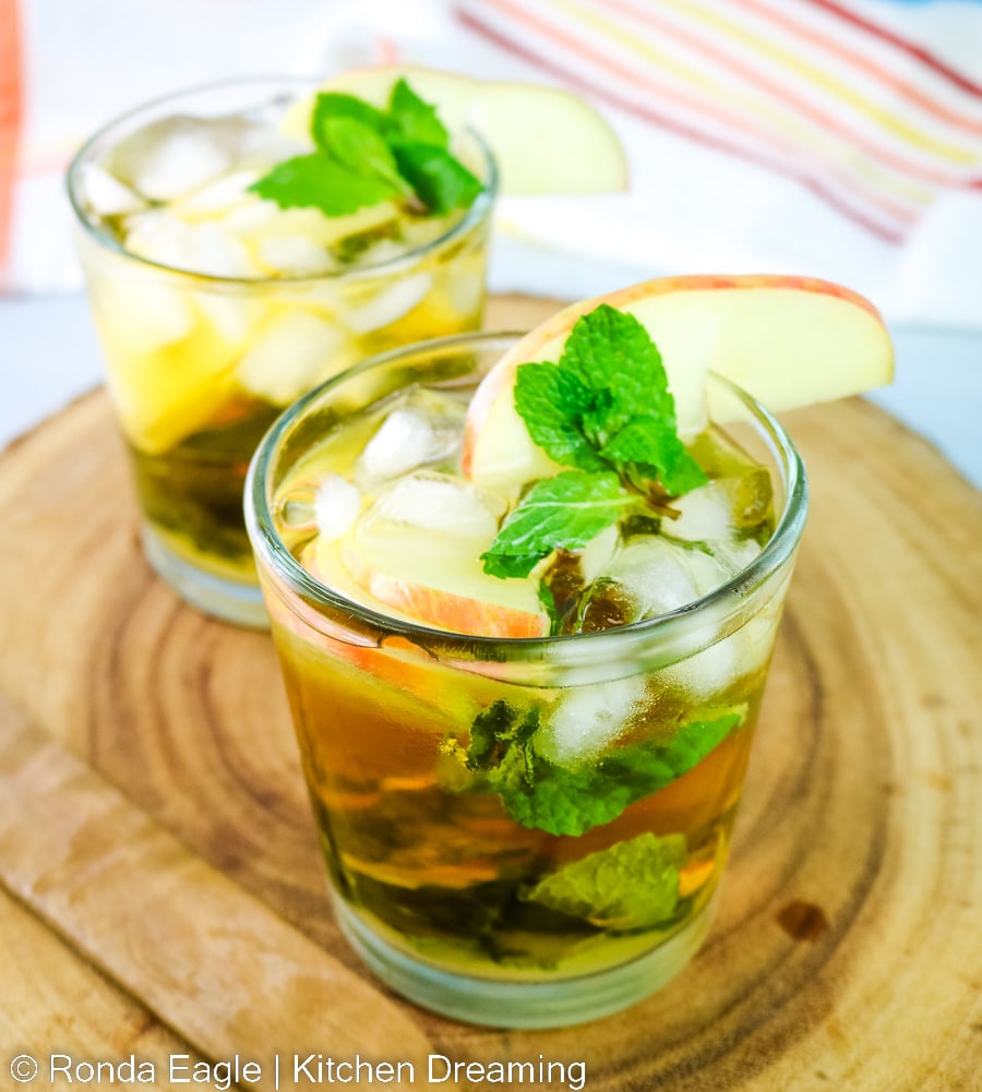 A close up of two glasses of apple mojitos.
